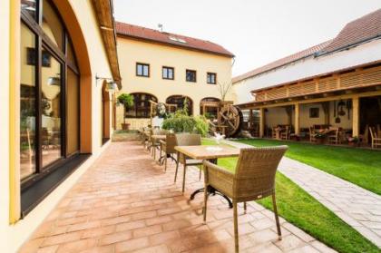 Hotel Selsky Dvur - Bohemian Village Courtyard - image 1