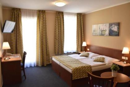 Aparthotel Austria Suites - image 18