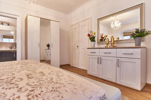 Charles Bridge Royal Apartment - image 3