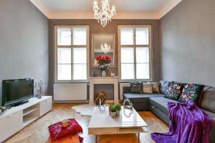 Cosmopolitan apartment in Prague - image 16