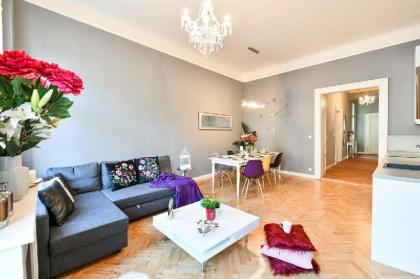 Cosmopolitan apartment in Prague - image 8