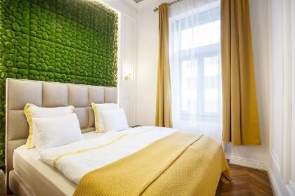 City Jungle Apartment by Main Station Prague - image 12