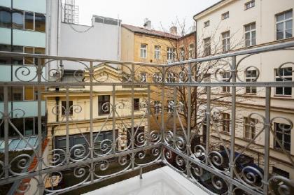 City Jungle Apartment by Main Station Prague - image 13