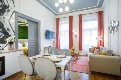 City Jungle Apartment by Main Station Prague - image 16